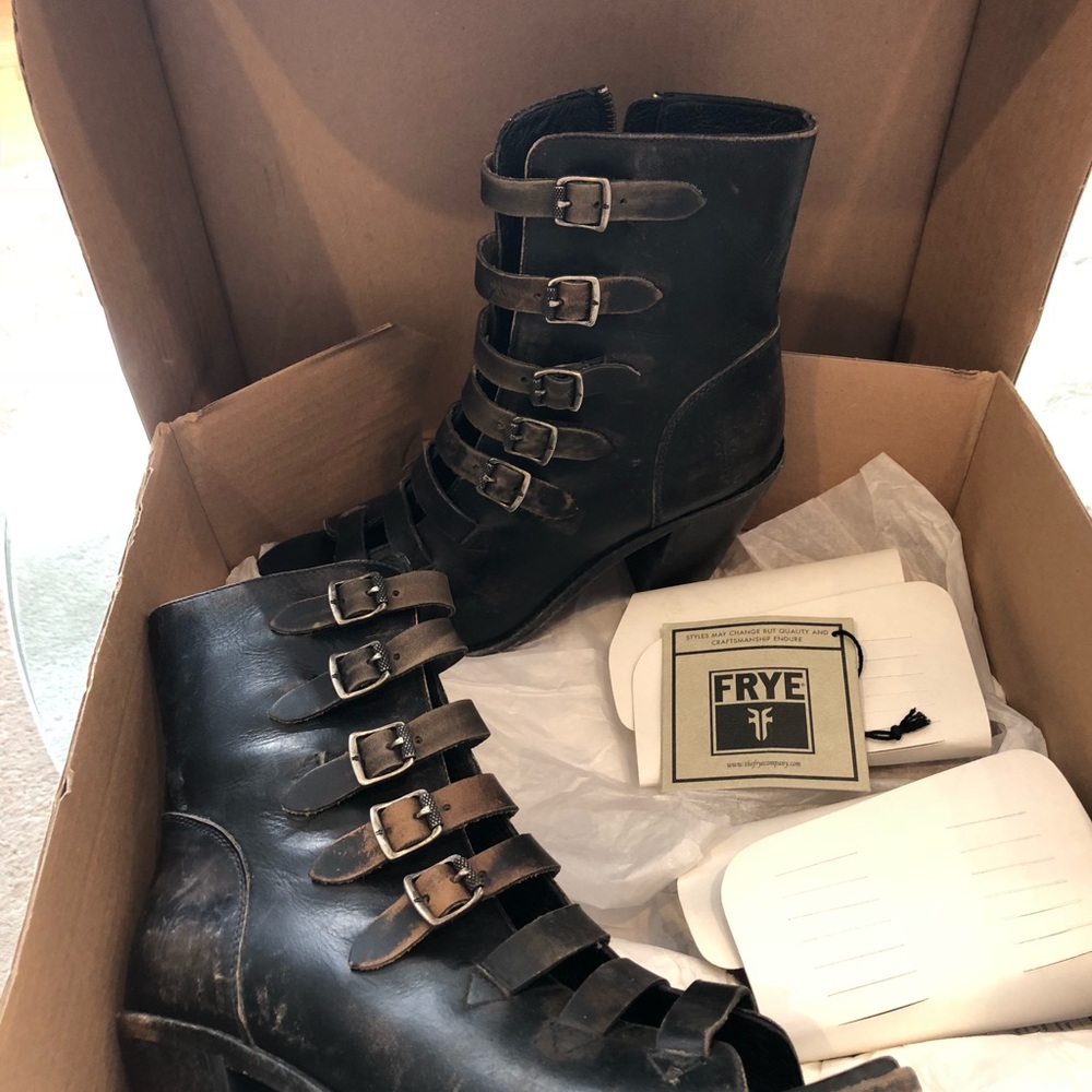 Frye Izzy Belted Short boot - Picture 5 of 7